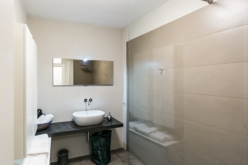 Parksuite 01 - modernes Badezimmer mit Walk-In Dusche