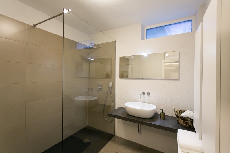 Parksuite 02 - modernes Badezimmer mit Walk-In Dusche