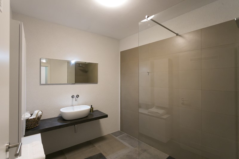 Parksuite03 - modernes Badezimmer mit Walk-In Dusche
