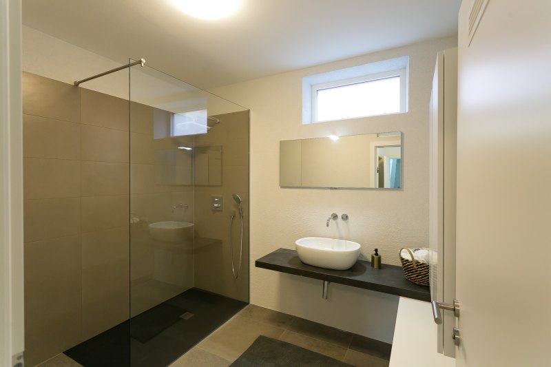 Parksuite04 - modernes Badezimmer mit Walk-In Dusche